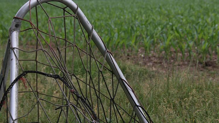 Die Tore liegen abseits des Hummendorfer Fußballplatzes. Auf dem Sportgelände wächst jetzt Mais. Foto: Marco Meißner