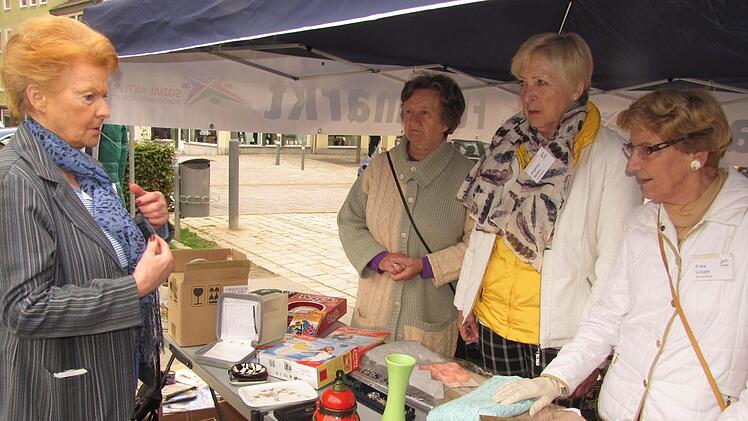 Hermine Seelig, Heidemarie Braunschmidt, Angelika Beilein und Erika Vollath vom Seniorenbeirat haben auch tüchtig mitgehandelt undgefeilscht. Foto: Hermann Fechter