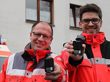 Alarmierung in Sekunden: Wenn ein Notruf eingeht, fahren Armin Stelzner (links) und Jonas Schneider sofort raus. Foto: Ulrike Müller