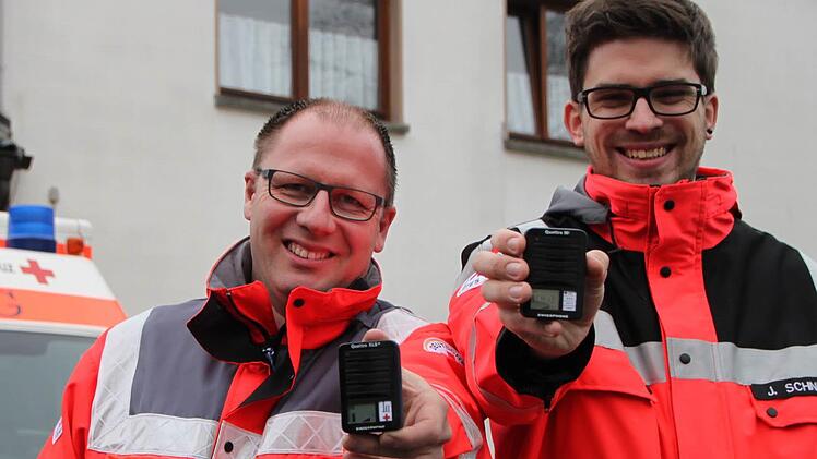 Alarmierung in Sekunden: Wenn ein Notruf eingeht, fahren Armin Stelzner (links) und Jonas Schneider sofort raus. Foto: Ulrike Müller