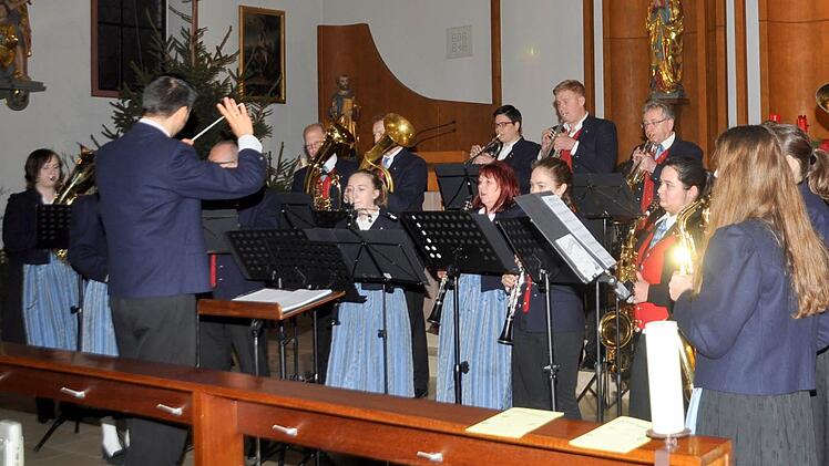 Die Nüdlinger Musikanten, dirigiert von Christian Metz. Foto: Arthur Stollberger