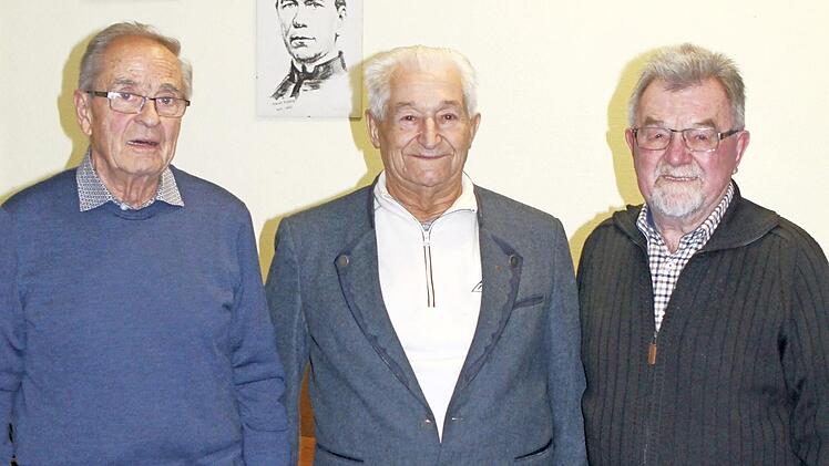 Blicken zusammen auf 195 Jahre Mitgliedschaft bei der Kolpingsfamilie zurück (von links): Josef Dörflinger, Alfred Eller, Franz Schüller. Foto: Thomas Dill