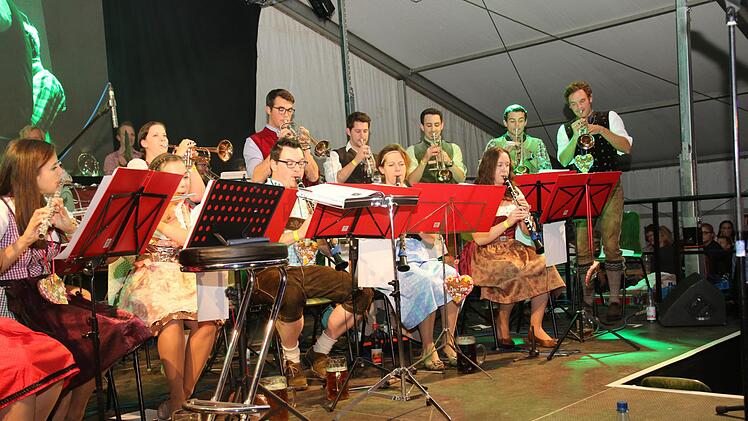 Die jungen Musikerinnen und Musiker verstanden es mit Blasmusik mit den richtigen "Wums" das Festzelt zum Brodeln zu bringen.