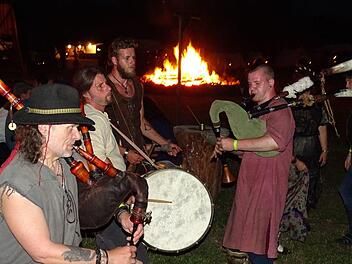 So klingt das Mittelalter: Am Lagerfeuer wird Musik gemacht. Foto: Norbert Neugebauer
