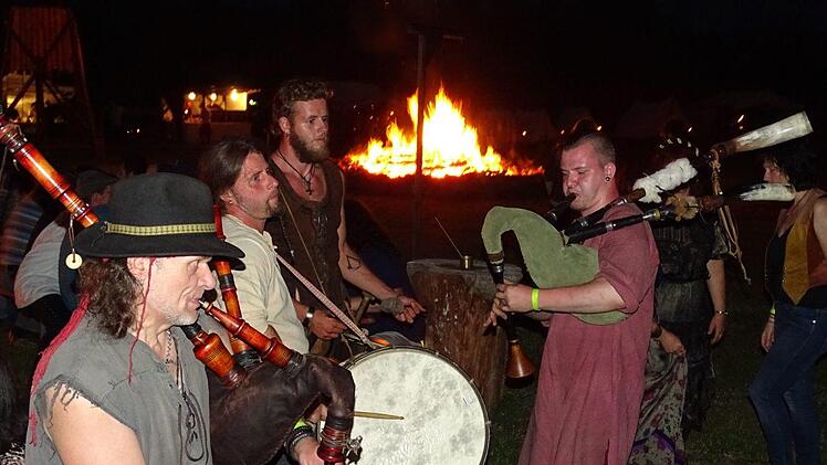 So klingt das Mittelalter: Am Lagerfeuer wird Musik gemacht. Foto: Norbert Neugebauer