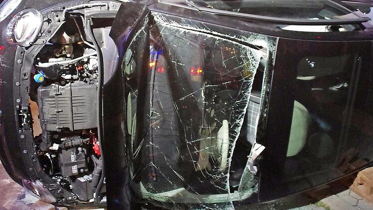 Der Kleinwagen landete nach dem Zusammenstoß auf der Seite. Die Insassin konnte das Fahrzeug aus eigener Kraft verlassen.  Foto: Marco Meißner