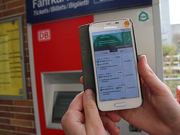 Statt Fahrkarten am Ticketautomaten auszudrucken und zu bezahlen, k&ouml;nnen die Tickets  mobil mit wenigen Klicks durch die App auf dem Smartphone gebucht werden. Foto: Jutta Rudel