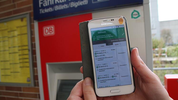 Statt Fahrkarten am Ticketautomaten auszudrucken und zu bezahlen, können die Tickets  mobil mit wenigen Klicks durch die App auf dem Smartphone gebucht werden. Foto: Jutta Rudel