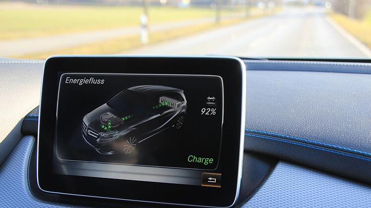 Beim Bremsen wird gewinnen Elektroautos Energie zurück, Verbrenner wandeln die Bewegungsenergie über die Reibbeläge der Bremsscheiben nur in Wärme um und verschleißen dabei.