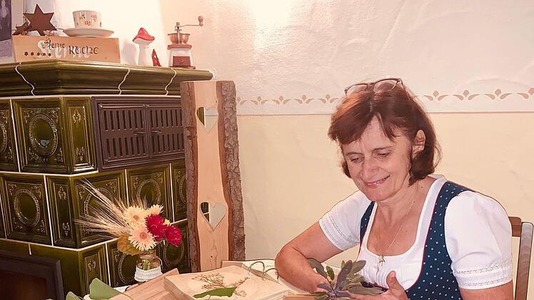 Gabriele Feulner informiert Interessierte in ihrer Naturkräuterschmiede in Harsdorf über die Faszination der Natur. Foto: privat