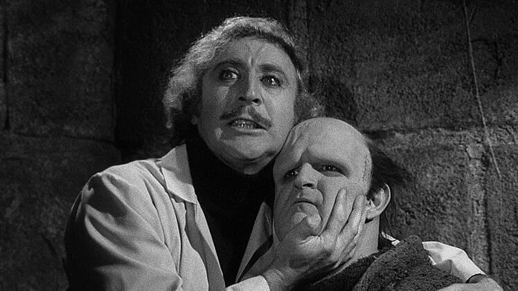Dr. Frederick Frankenstein (Gene Wilder, links), pardon: Fronkenstein mit seiner Sch&ouml;pfung, dem Monster (Peter Boyle). "Frankenstein Junior" ist der dritte und letzte Film, den Mel Brooks und sein kongenialer Partner Wilder gedreht haben.