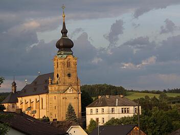 Das alte Pfarrhaus in Marienweiher (rechts) ist marode und soll abgerissen werden. Foto: Matthias Beetz