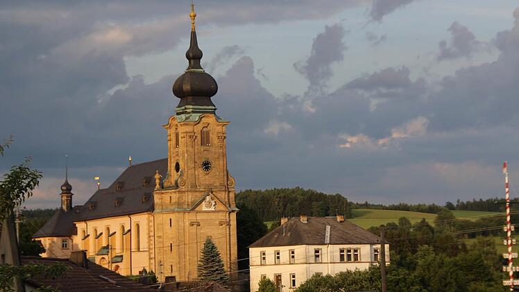 Das alte Pfarrhaus in Marienweiher (rechts) ist marode und soll abgerissen werden. Foto: Matthias Beetz