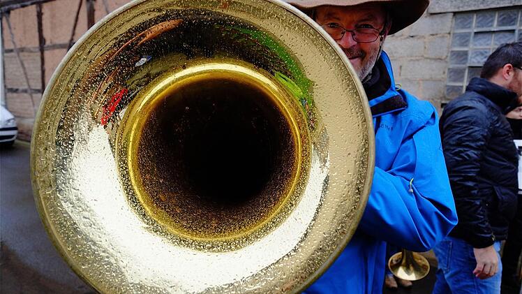Egal ob Regen oder Schnee, zum Jahreswechsel wird aufgespielt - und zwar im ganzen Dorf. Die Untererthaler Musikanten ziehen beim Silvesterblasen mit ihren Instrumenten durch die Straßen. Foto: Gerd Schaar