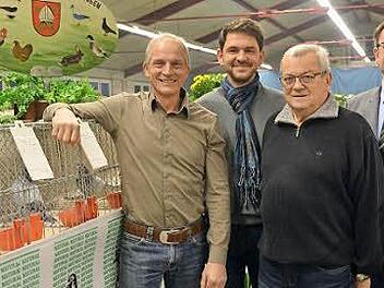 Der Vorsitzende der Nüdlinger Kleintierzüchter, Gottfried Wilm (von links) überreichte Urkunden an den Münnerstädter, Oskar Denner (Einzelkreismeister), und an Eugen Hillenbrand. Mit zu den Gratulanten gehörte auch Bürgermeister Harald Hofmann.  Fotos: Peter Rauch