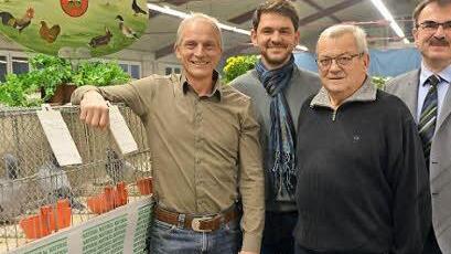Der Vorsitzende der Nüdlinger Kleintierzüchter, Gottfried Wilm (von links) überreichte Urkunden an den Münnerstädter, Oskar Denner (Einzelkreismeister), und an Eugen Hillenbrand. Mit zu den Gratulanten gehörte auch Bürgermeister Harald Hofmann.  Fotos: Peter Rauch