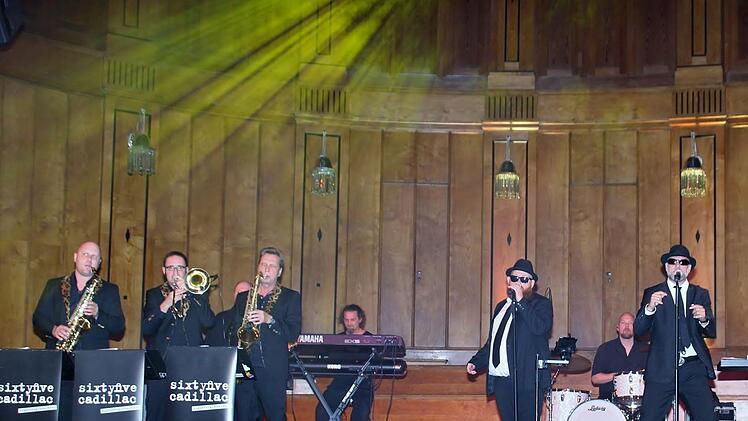 "Sixtyfive Cadillac" mit den beiden Frontmännern Martin Connell und Heiko Ebeling rockten am Samstag den Regentenbau. Foto: Werner Vogel