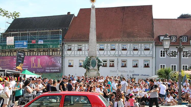 Sxchwarz-Rot-Gold dominierte am Abend den Marktplatz beim Public Viewing.Jochen Nützel