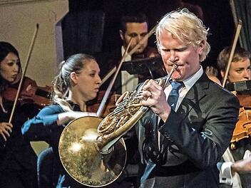 Umjubelter Solist: Christoph Eß begeisterte im Landestheater Coburg mit seiner Interpretation des 1. Hornkonzerts von Richard Strauss. Das Philharmonische Orchester spielte unter der Leitung von Roland Kluttig. Foto: Jochen Berger