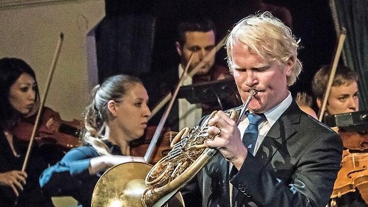 Umjubelter Solist: Christoph Eß begeisterte im Landestheater Coburg mit seiner Interpretation des 1. Hornkonzerts von Richard Strauss. Das Philharmonische Orchester spielte unter der Leitung von Roland Kluttig. Foto: Jochen Berger
