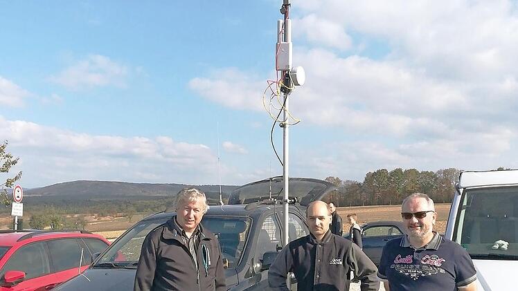 Das Antennensystem am Auto der Verteilerstation mit den Teilnehmern Michael Wagner, Dieter Puchinger und Dieter Herrmann am Parkplatz westlich von Marloffstein vor dem Test Foto: privat