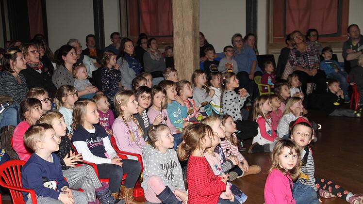 Mit ihrem Bilderbuchtheater besuchen die Sperlichs bereits seit Jahren die Korbstadt. Foto: Gerda Völk