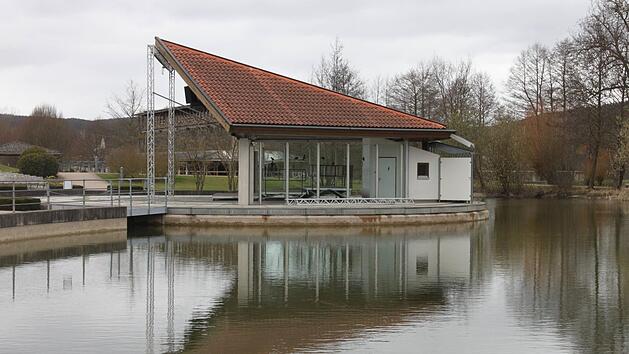 Still wie auf diesem Bild wird es in der Saison nicht um die Seebühne in Bad Staffelstein werden, etliche Kulturveranstaltungen sind geplant. Doch für die Seefestspiele gibt es keine zweite Spielzeit. Fotos: Popp