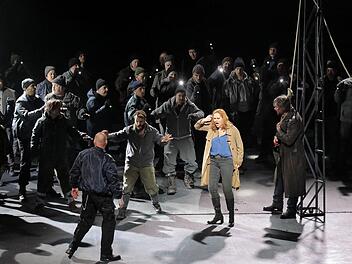 Szene aus dem 3. Akt der Puccini-Oper "La fanciulla del West" mit John Lundgren (im Vordergrund links), Anja Kampe, Brandon Jovanovich (am Galgen) sowie weiteren Solisten und Choristen der Bayerischen Staatsoper  Wilfried Hösl