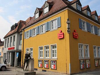 Die Sparkasse - hier die Filiale in Höchstadt - kann sich die Prämiensparverträge unter der aktuellen Situation am Finanzmarkt  nicht mehr leisten.   Foto: Andreas Dorsch