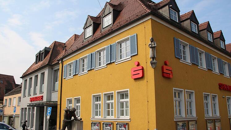 Die Sparkasse - hier die Filiale in Höchstadt - kann sich die Prämiensparverträge unter der aktuellen Situation am Finanzmarkt  nicht mehr leisten.   Foto: Andreas Dorsch