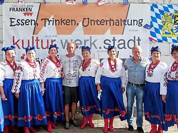 Wenn Dieter Wolf zum Tag der Franken in der Ukraine einlädt, wird die gute Tracht hervorgeholt. Fotos: Kinderhilfe