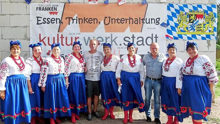 Wenn Dieter Wolf zum Tag der Franken in der Ukraine einlädt, wird die gute Tracht hervorgeholt. Fotos: Kinderhilfe