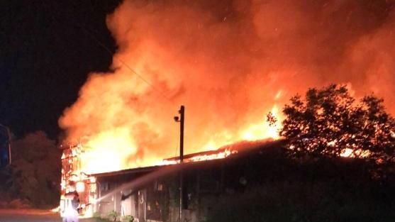 In der Nacht auf Mittwoch kam es zu einem Brand am Hausener Giebelhof. Foto: Bernd Czelustek
