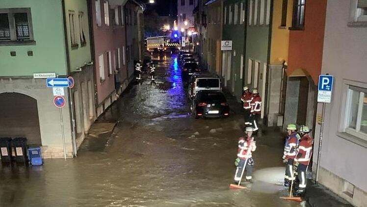 Würzburg: Straße nach Wasserrohrbruch überflutet - Feuerwehr nachts im Einsatz