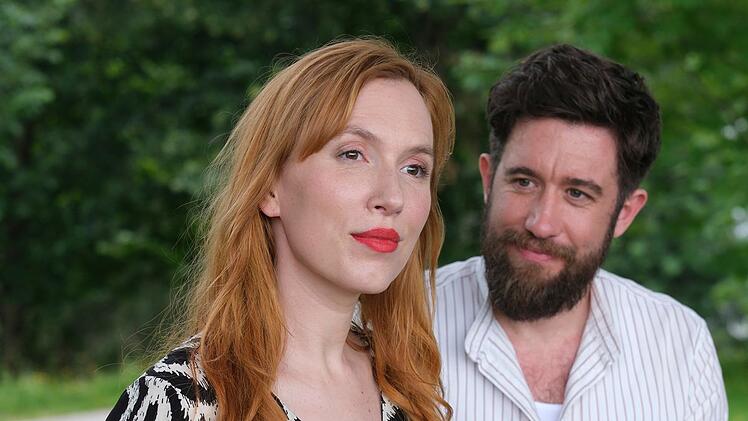 Schorschi Striebel (Sebastian Edtbauer) genießt das erste Date mit der Bestatterin Miriam Wallner (Christin Nichols).