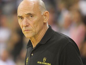 Hrvoje Horvat sitzt auch im letzten Punktspiel 2012 am Samstag bei Drittliga-Schlusslicht Pohlheim auf der Bank des krisengeschüttelten HSC 2000 Coburg. Was danach wird, ist derzeit völlig offen. Foto: Arvchiv