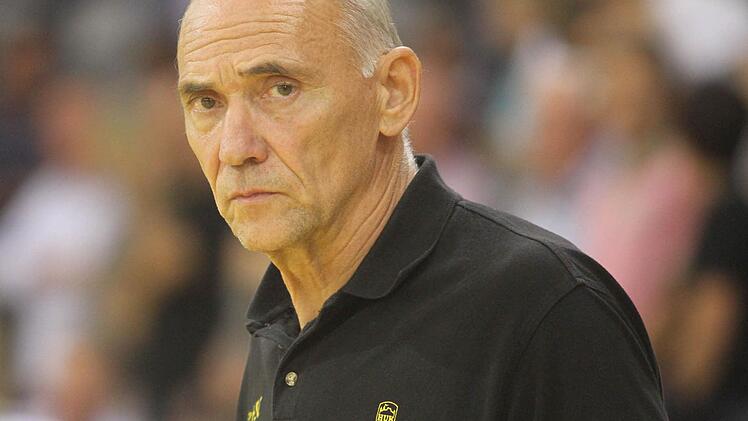 Hrvoje Horvat sitzt auch im letzten Punktspiel 2012 am Samstag bei Drittliga-Schlusslicht Pohlheim auf der Bank des krisengeschüttelten HSC 2000 Coburg. Was danach wird, ist derzeit völlig offen. Foto: Arvchiv