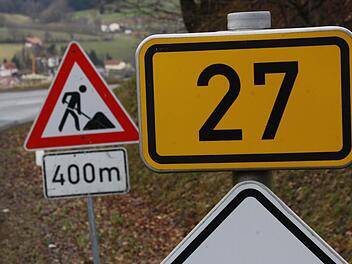 Noch ist die Bundesstraße 27 mit den typischen gelben Schildern gekennzeichnet, doch schon Ende kommenden Jahres soll sie in eine Staatsstraße umgewidmet werden. Als Vorbereitung darauf wird jede Menge gebaut, wie hier oberhalb von Motten (im Hintergrund). Fotos: Ralf Ruppert