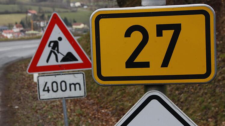 Noch ist die Bundesstraße 27 mit den typischen gelben Schildern gekennzeichnet, doch schon Ende kommenden Jahres soll sie in eine Staatsstraße umgewidmet werden. Als Vorbereitung darauf wird jede Menge gebaut, wie hier oberhalb von Motten (im Hintergrund). Fotos: Ralf Ruppert