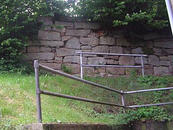 Einsturzgefährdet ist die Mauer auf dem gemeindlichen Anwesen am Kirchberg 3 in Geroda.  Foto: Wolfgang Saam