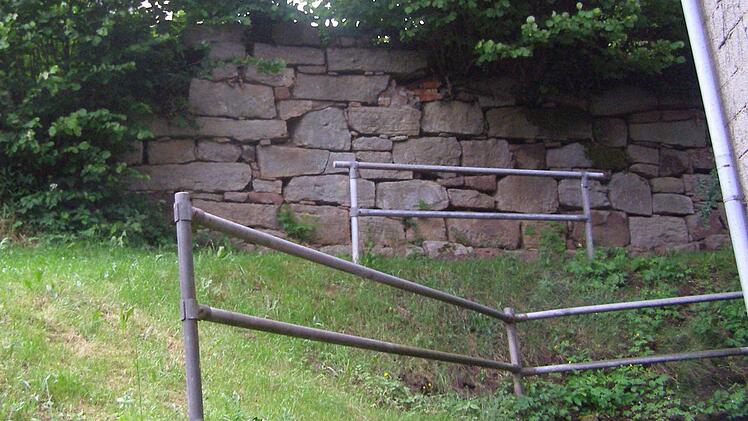 Einsturzgefährdet ist die Mauer auf dem gemeindlichen Anwesen am Kirchberg 3 in Geroda.  Foto: Wolfgang Saam