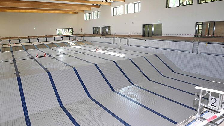 So sieht das Schwimmerbecken während der Revision aus. Im August soll es wieder so weit sein.  Foto: RiegerPress