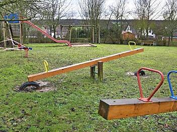 Zunächst wird der Spielplatz in der Wingertstraße in Gädheim (im Bild) mit Spielgeräten ausgestattet: Spielhaus mit Veranda, Tivoli-Karussell, Doppelschaukel sollen für knapp 7900 Euro angeschafft werden.