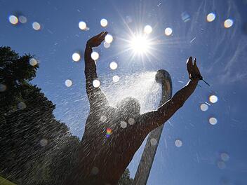 Wie wird das Wetter in Franken kurz vor den Sommerferien? Symbolfoto: Felix Kästle/dpa