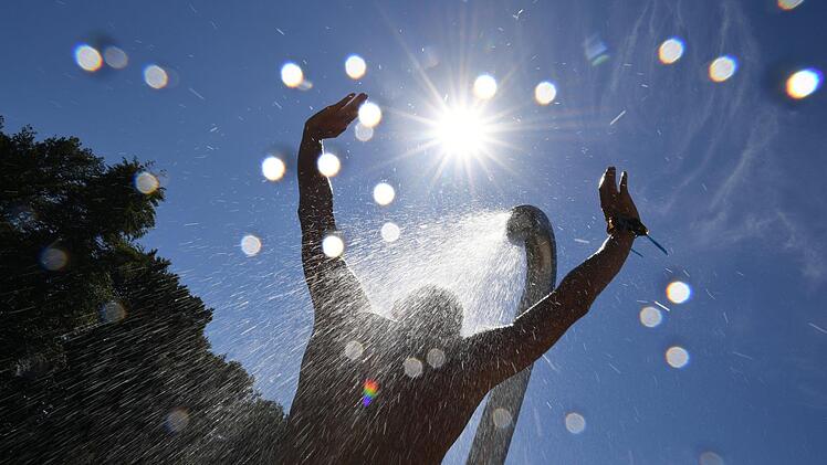 Wie wird das Wetter in Franken kurz vor den Sommerferien? Symbolfoto: Felix Kästle/dpa