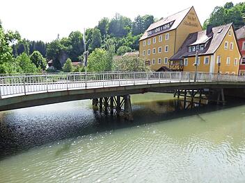Unter der Wiesentbrücke wurde der leblos im Wasser treibende Körper entdeckt.  Foto: Thomas Weichert