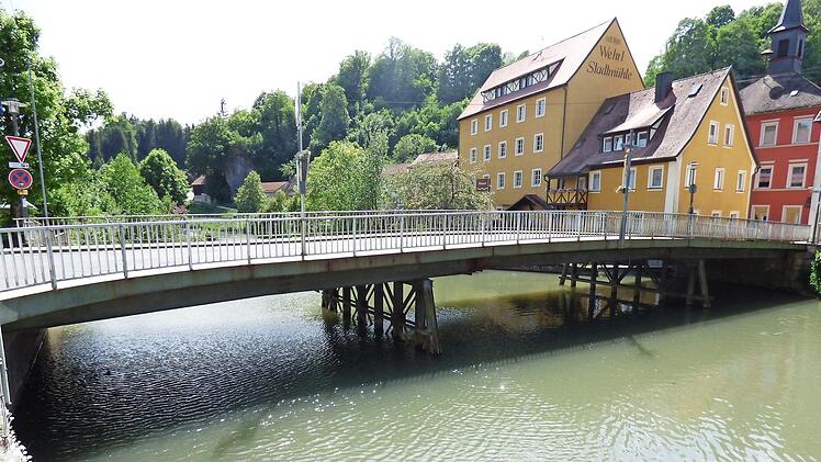 Unter der Wiesentbrücke wurde der leblos im Wasser treibende Körper entdeckt.  Foto: Thomas Weichert