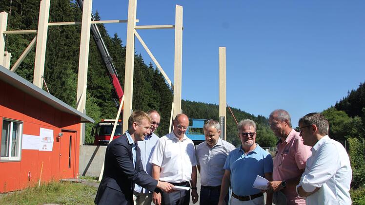 Sie freuen sich, dass nicht nur der Zeit-, sondern auch der Kostenrahmen eingehalten wird. Im Bild von links: Markus Wolfertshofer, Stefan Fößel von der Servicestelle Kronach, Planer Peter Kropf, Gunther Dressel, Uwe Zeuschel, Lothar Schardt und Jürgen König.