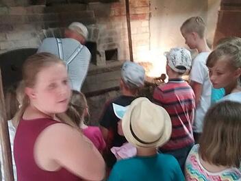 Gespannt warteten die Kinder beim Oberleichtersbacher Ferienprogramm auf ihre Pizzen. Foto: Irene Kirchner