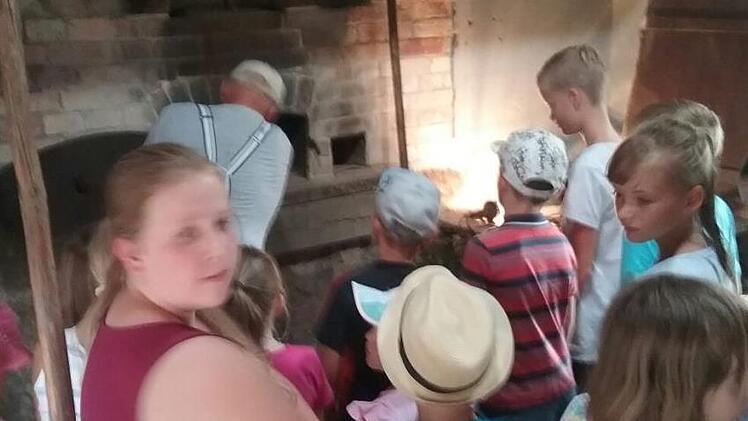 Gespannt warteten die Kinder beim Oberleichtersbacher Ferienprogramm auf ihre Pizzen. Foto: Irene Kirchner